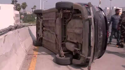 बिहार सड़क हादसा: पटना एयरपोर्ट टर्मिनल पर कार पलटी; कोई चोट नहीं | पटना समाचार