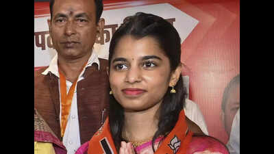 मिथिला ‘पाग’ का मखाना खाने के वीडियो पर गायिका मैथिली ठाकुर को आलोचना का सामना करना पड़ा | पटना समाचार