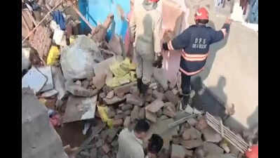 मुजफ्फरपुर में पोल गिरने से स्कूली छात्रा की करंट से मौत, तीन घायल | पटना समाचार