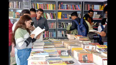 गांधी मैदान में पुस्तक मेले में पहले सप्ताहांत में 1 लाख से अधिक पर्यटक आए | पटना समाचार