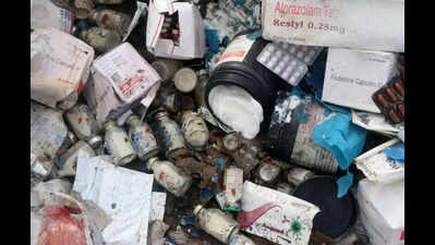 मधेपुरा में अस्पताल की फेंकी गई दवाओं से मचा हाहाकार | पटना समाचार