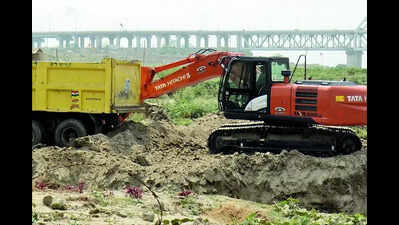 पटना प्रशासन ने बालू लदे 28 ट्रैक्टर जब्त किये, 32 लाख रुपये का जुर्माना लगाया | पटना समाचार