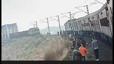 आरा-दुर्ग एक्सप्रेस और मालगाड़ी आमने-सामने की टक्कर से बाल-बाल बची | पटना समाचार