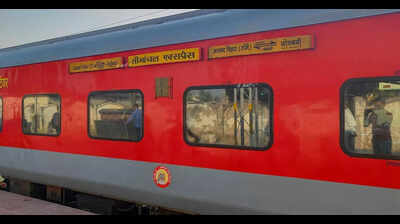 भोजपुर में सीमांचल एक्सप्रेस ट्रेन में गोलीबारी, अवैध शराब तस्करों पर संदेह | पटना समाचार