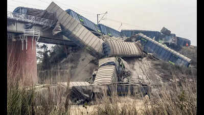 जमुई में मालगाड़ी के पटरी से उतरने से रेल यातायात प्रभावित | पटना समाचार